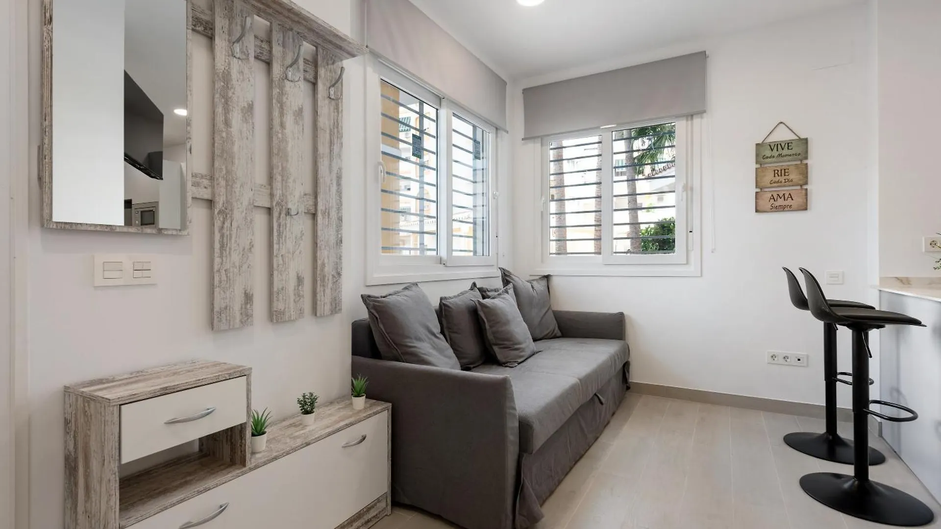 Apartamentos Sealmar Moliere Малага Апартаменты